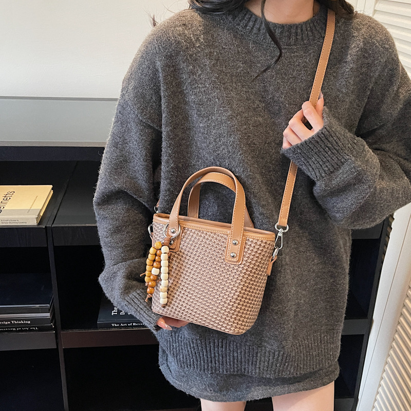 Simple bolso de cesta de comida de mano mujer 2025 invierno nuevo estilo de alto nivel bolso de hombro de lujo ligero bolso de cubo