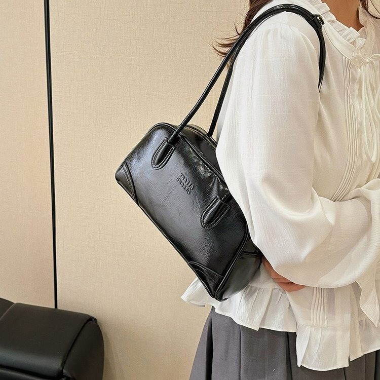 Korean Retro Bag for Women 2025 Summer New Armpit Bag Fashionable with Large Capacity Simple Commuter Shoulder Bag Korean Retro Bag for Women 2025 Summer New Armpit Bag Fashionable with Large Capacity Simple Commuter Shoulder Bag