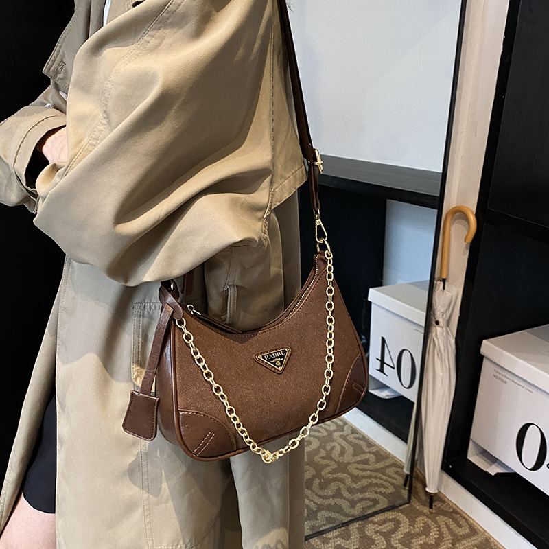 Bolso de cuero suave retro nuevo estilo transfronterizo para mujer 2024 nuevo bolso de media luna esmerilado cadena de sentido premium mensajero de un solo hombro