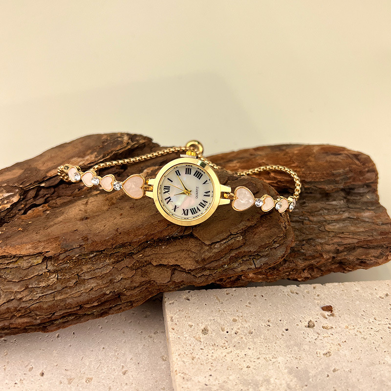 Nuevo nicho de las mujeres reloj de cuarzo pulsera de aleación de diamante incrustado reloj en forma de corazón pequeño reloj de temperamento ventas directas de fábrica