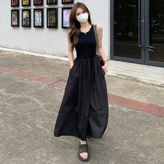 黒のサスペンダードレスの女性のフレンチヘップバーンスタイル 2025 夏の新スリムノースリーブハイエンドロングスカート