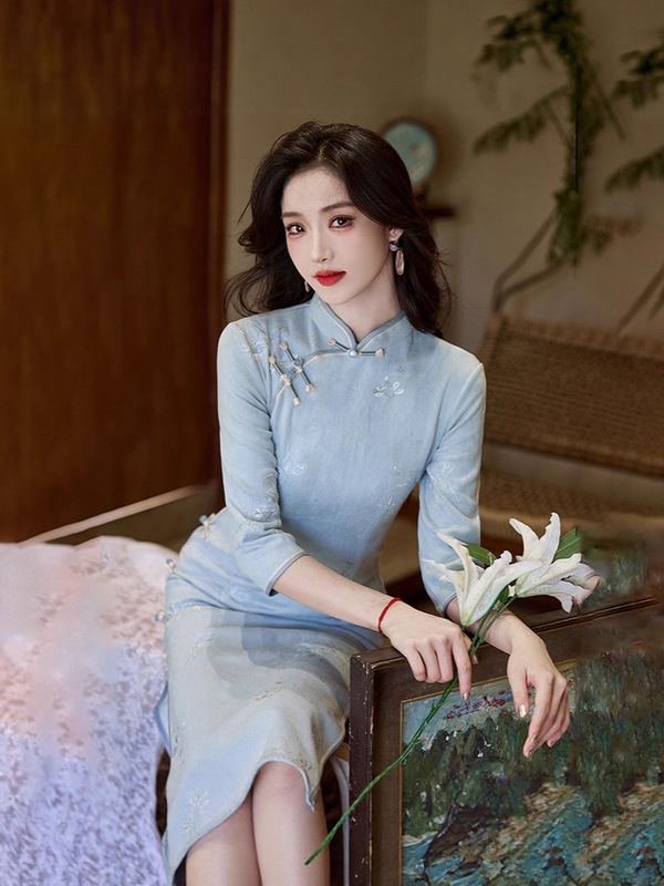 蓝色秋冬款蝴蝶刺绣中袖旗袍2025新款新中式改良年轻款少女高级感|undefined