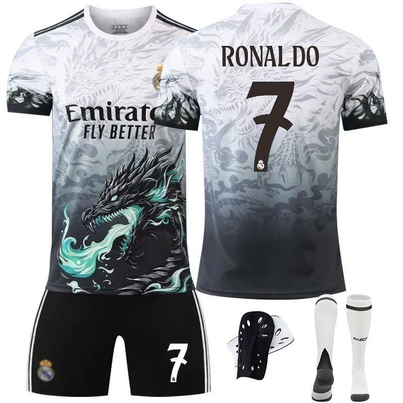 양말과 보호 장비를 갖춘 No. 7 호날두