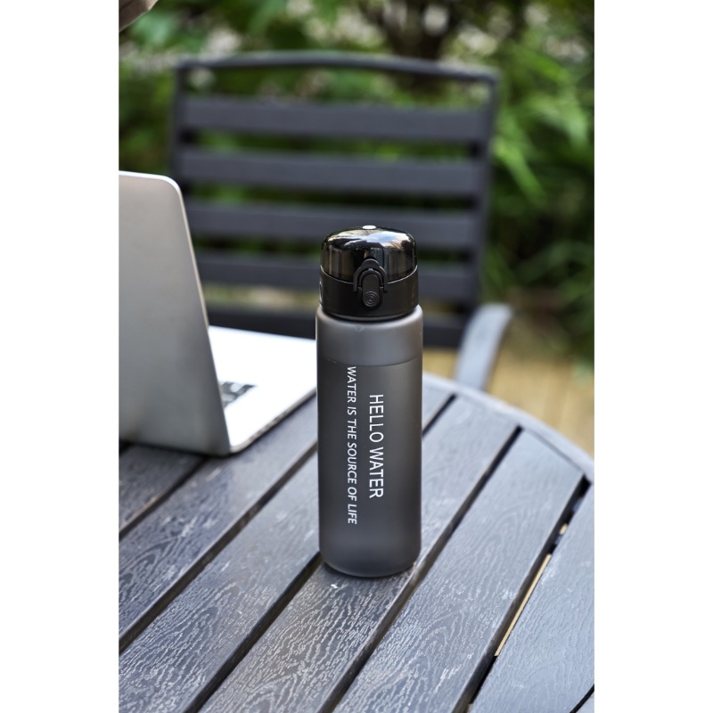 simple y portátil al aire libre con una taza de agua de cuerda, taza de agua de beber directa, taza de paja de alumno transparente