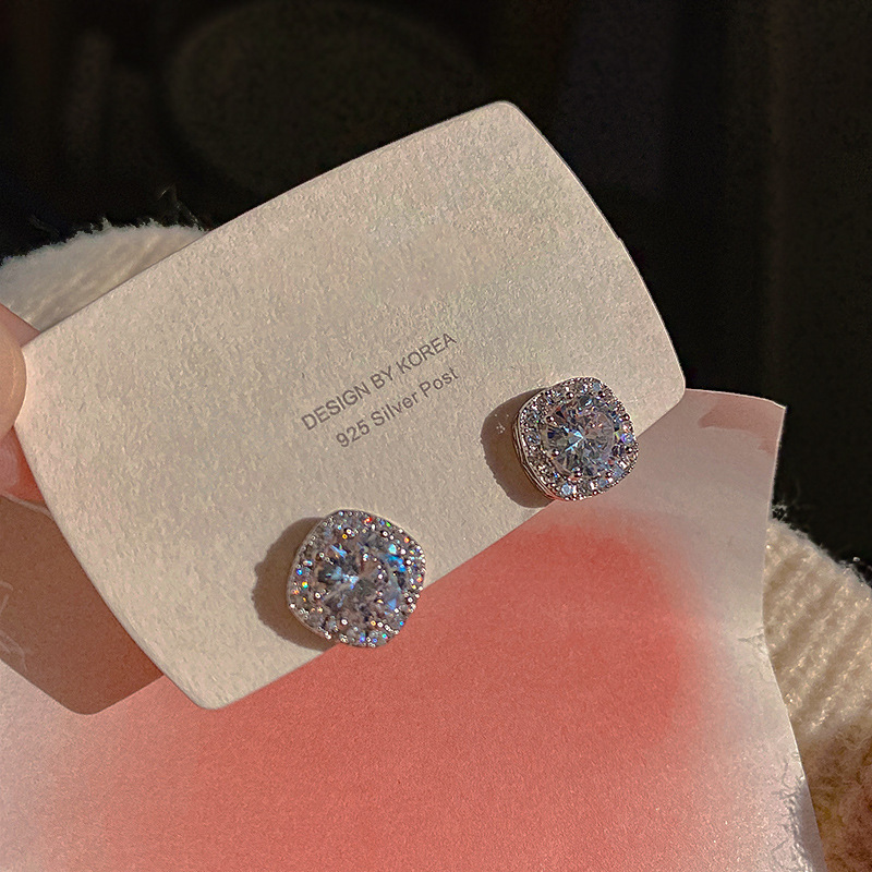 Super Flash Micro-inlaid Zircon Earrings Elegant Fashionable Small and Light Luxury Earrings Cold Style High-grade Sense Distinctive Square Earrings Super Flash Micro-inlaid Zircon Earrings Elegant Fashionable Small and Light Luxury Earrings Cold Style High-grade Sense Distinctive Square Earrings