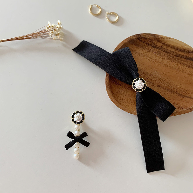 Black hairgrip with bow