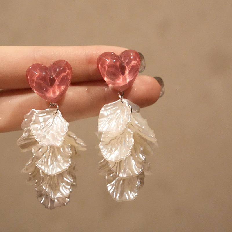 Pendientes de aguja plateados con pétalos de perlas con incrustaciones de diamantes y borlas, pendientes de tuerca de lujo ligeros y de alta gama con un diseño elegante y versátil.