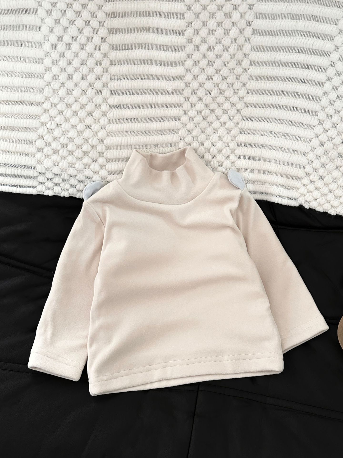 Baby otoño y invierno versátil camiseta de base, nuevo estilo de medio cuello cómodo para niños y niñas, ropa caliente para bebés gruesa image 5