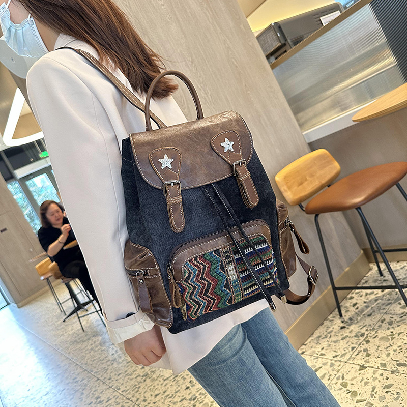 Kombinerad med kohud 2023 originell stil kontrasterande broderad damväska för utomhusaktiviteter denimryggsäck_voghion.com