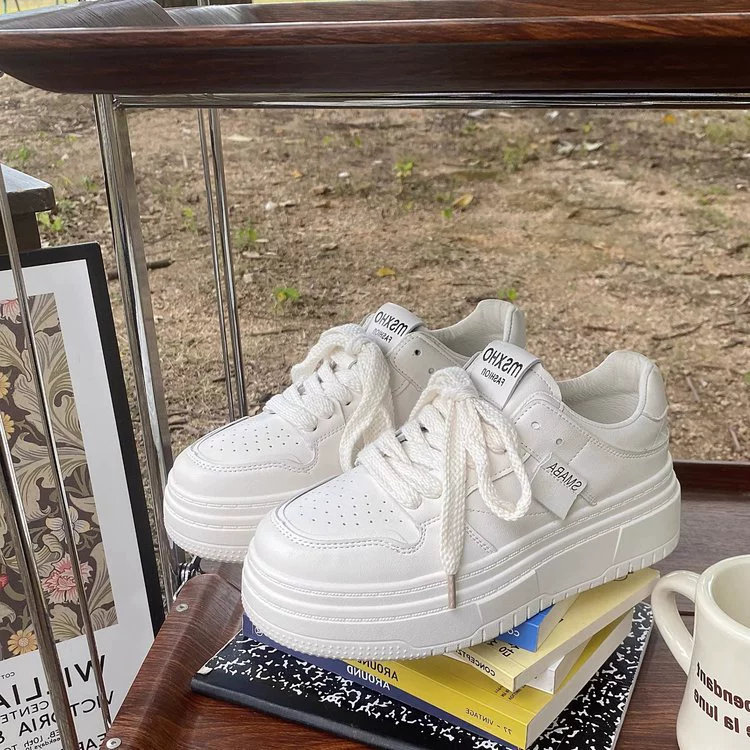 Популярные белые туфли на толстой подошве для женщин летом в гонконгском стиле, увеличивающие рост, новые универсальные повседневные спортивные туфли для студенток 2025 года.