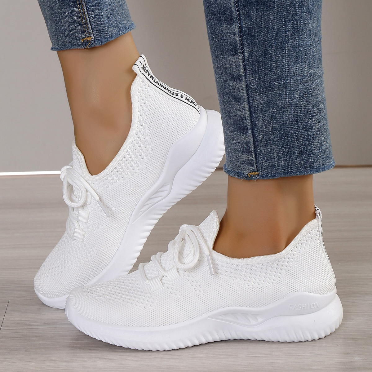 Pequeños zapatos blancos para mujeres 2025 primavera y verano nuevo casual versátil malla hueco zapatos de deporte transpirables no cansados zapatos de correr