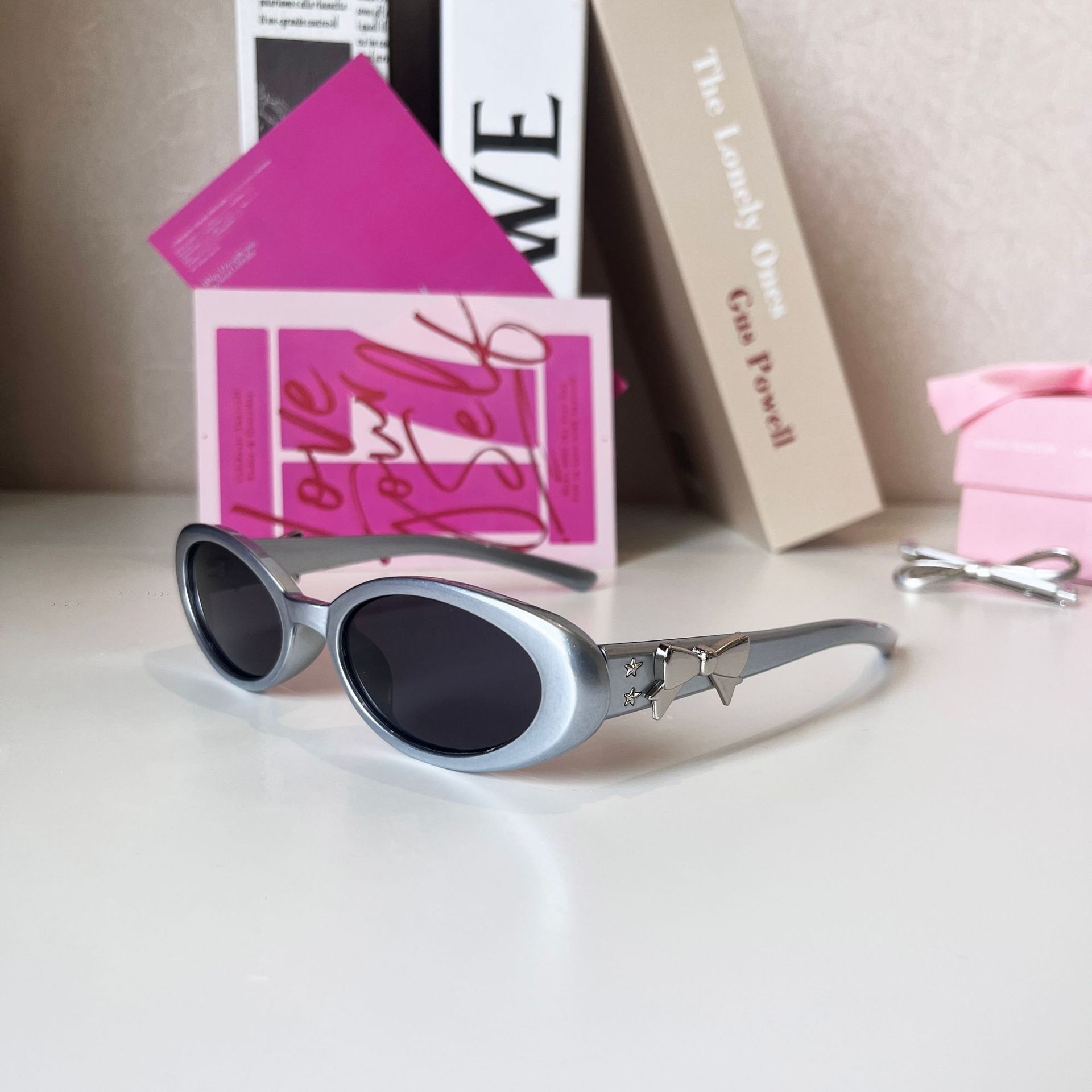 24 años nuevo Jennie con el mismo estilo Gafas de sol Mujer Ovalada Marco pequeño Gafas de sol de alta gama Bowknot Europa y América Transfronterizo