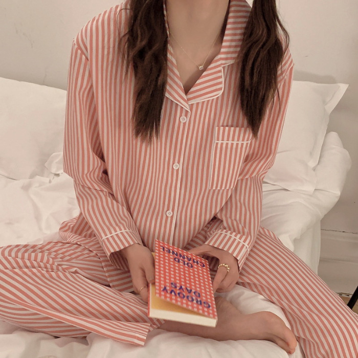 Pijamas estilo Ins de algodón con estampado de oso y fresa japonesa para mujer, modelo nuevo primavera y otoño 2025, de manga larga, finos, se pueden usar fuera como ropa de estar por casa.