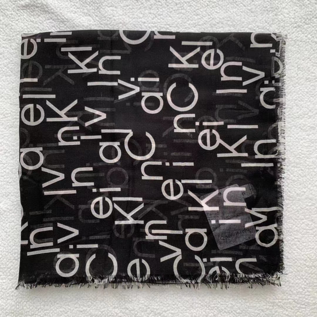 검은 색 바닥이있는 흰색 편지 광장