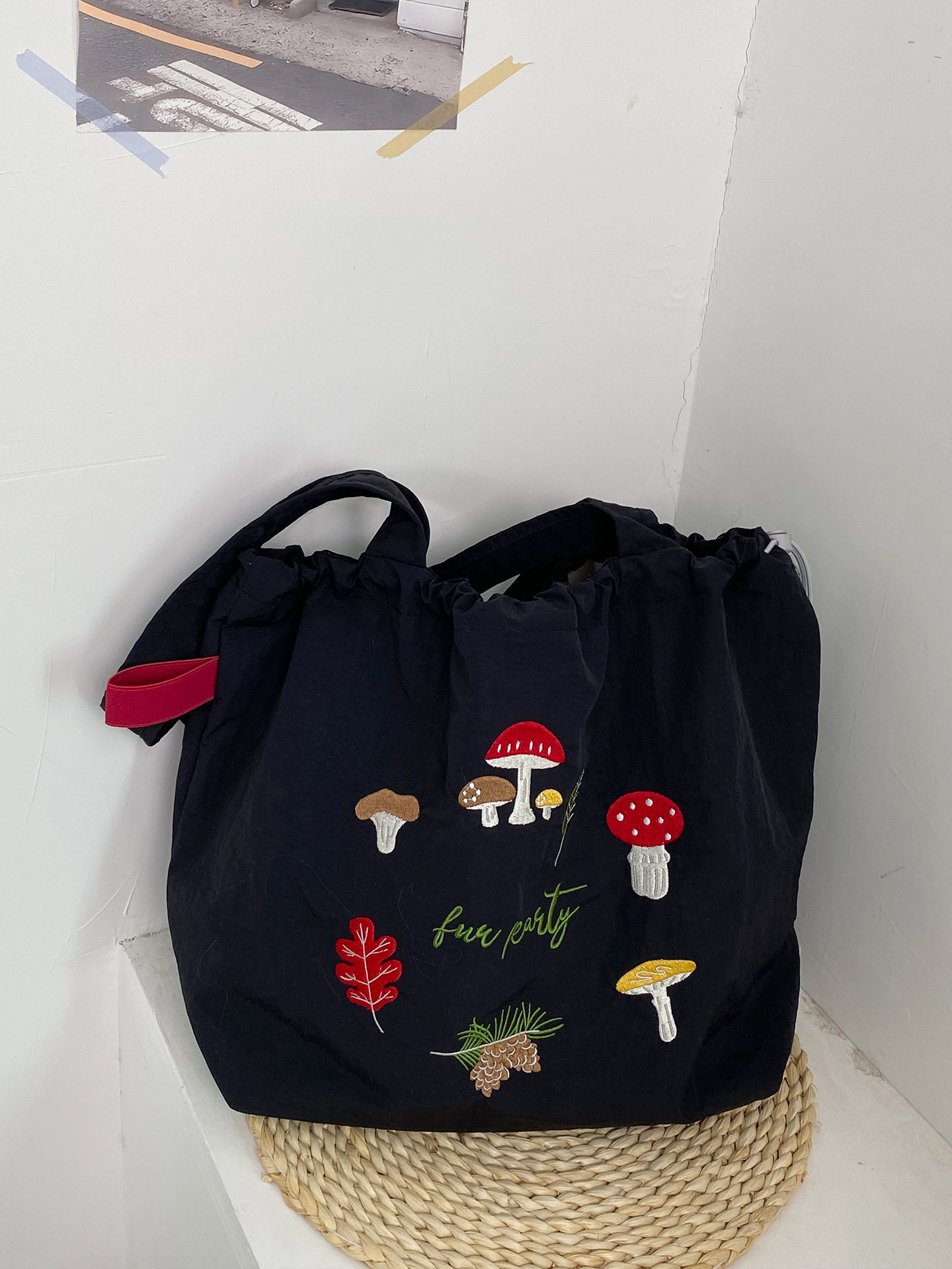 韓国版の新型アルファベットのプリントの包みの女性の大容量のナイロンのショルダーバッグ