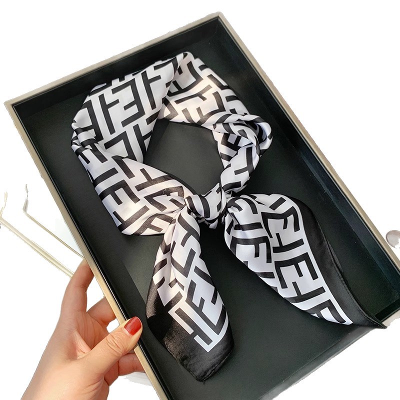 Primavera y verano 2025 nuevo estilo de alta sensación 70 bufandas cuadradas bufandas de seda para mujeres con camisas prácticas para la protección del cuello de la madre