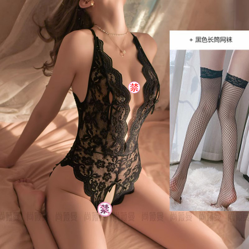 검은색 점프수트 + 검은색 망사스타킹