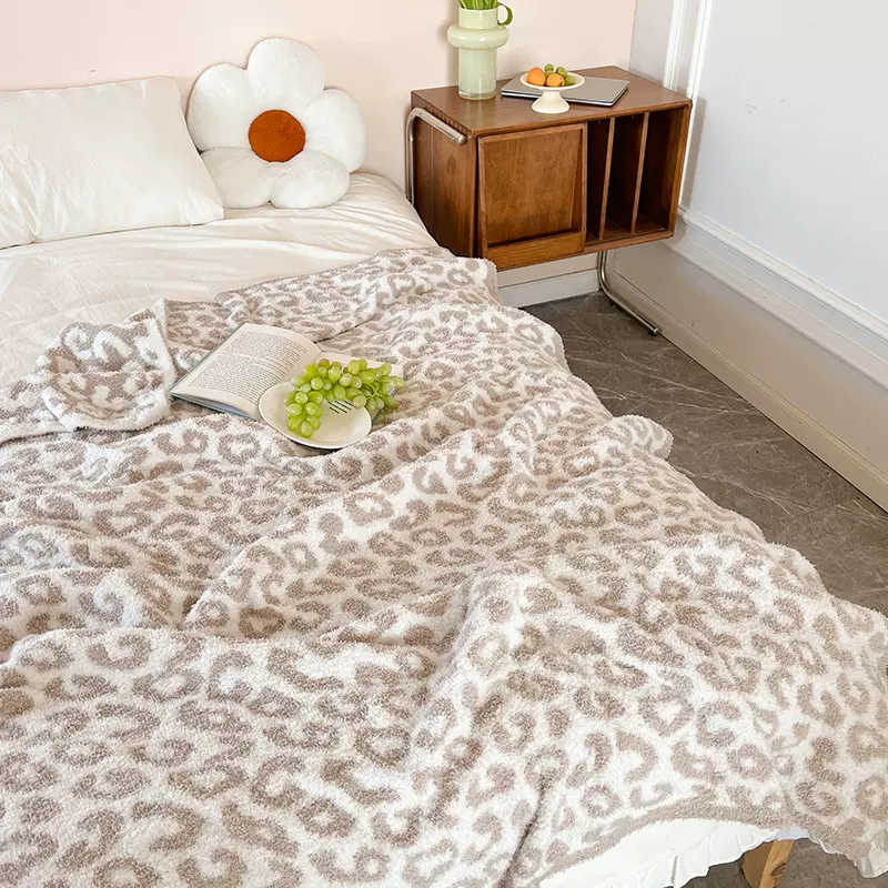 2024新款豹纹半边绒休闲毯子午休毯室内盖毯保暖披肩空调毯批发