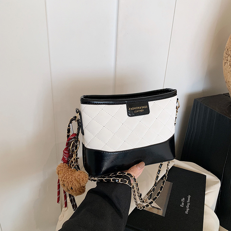 Bolso de mujer popular de este año 2025 nueva moda bolso de hombro bordado de diamante de color contrastante empalme atmósfera bolso de vagabundo