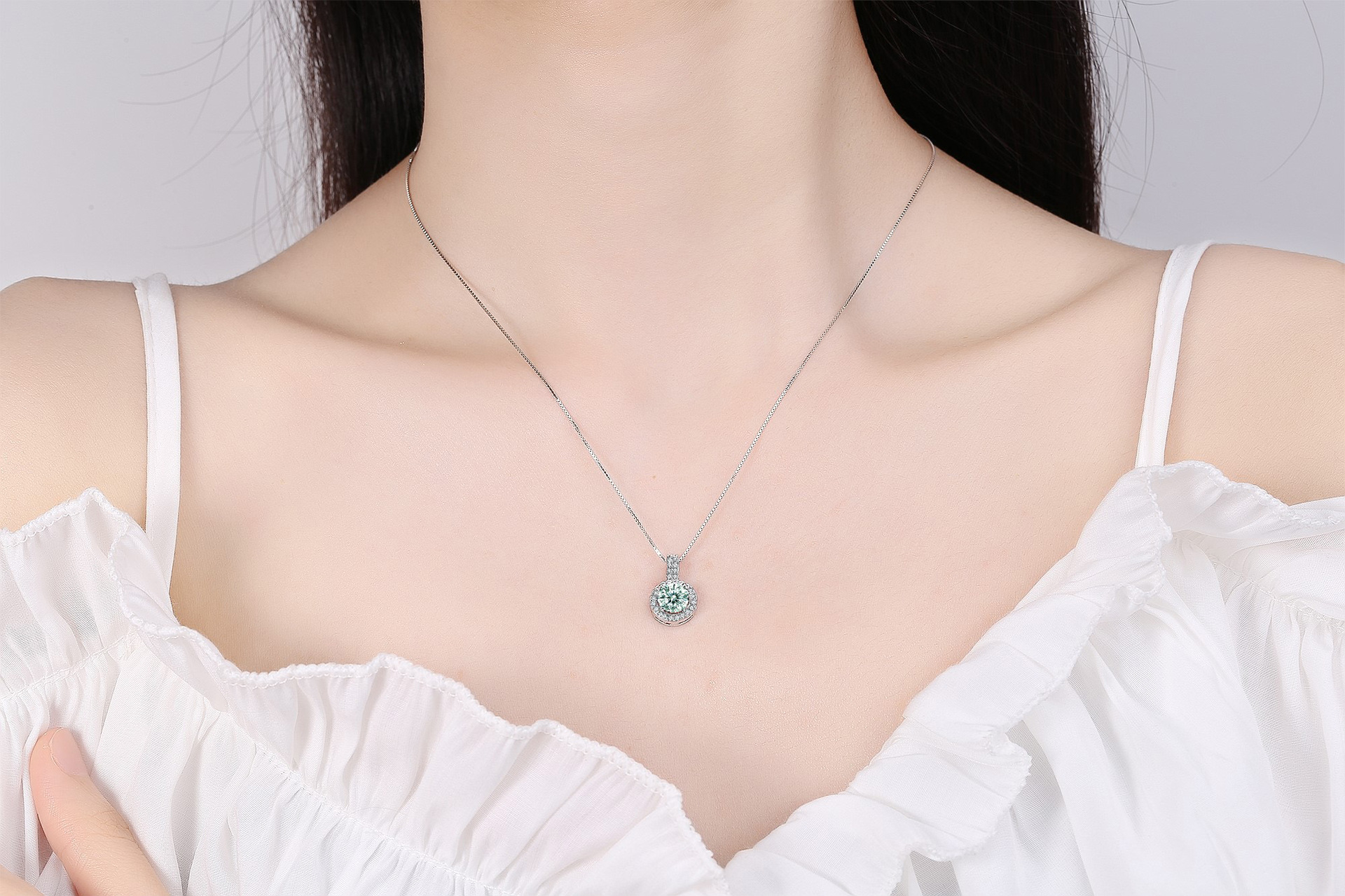 925 Sterling Silver Material Round Pattern 925 Sterling Silver Moissanite Box Chain GRA Inlay Round Pendant Necklace