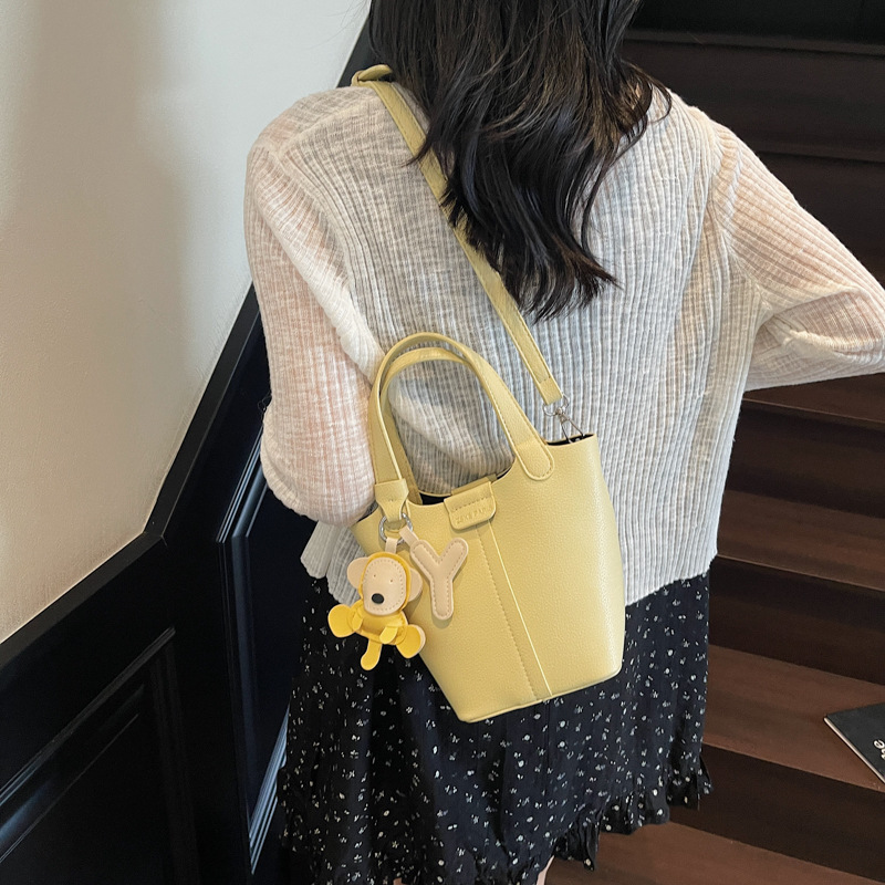 2025 nuevo bolso de nicho bolso de cubo con patrón de lichi bolso de canasta de verduras de alta calidad bolso de hombro bolso de mensajero de moda