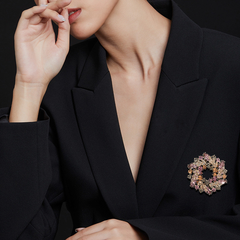 Elegante Damenbrosche Mit Blumenkranz Und Funkelnden Kristallen_voghion.com