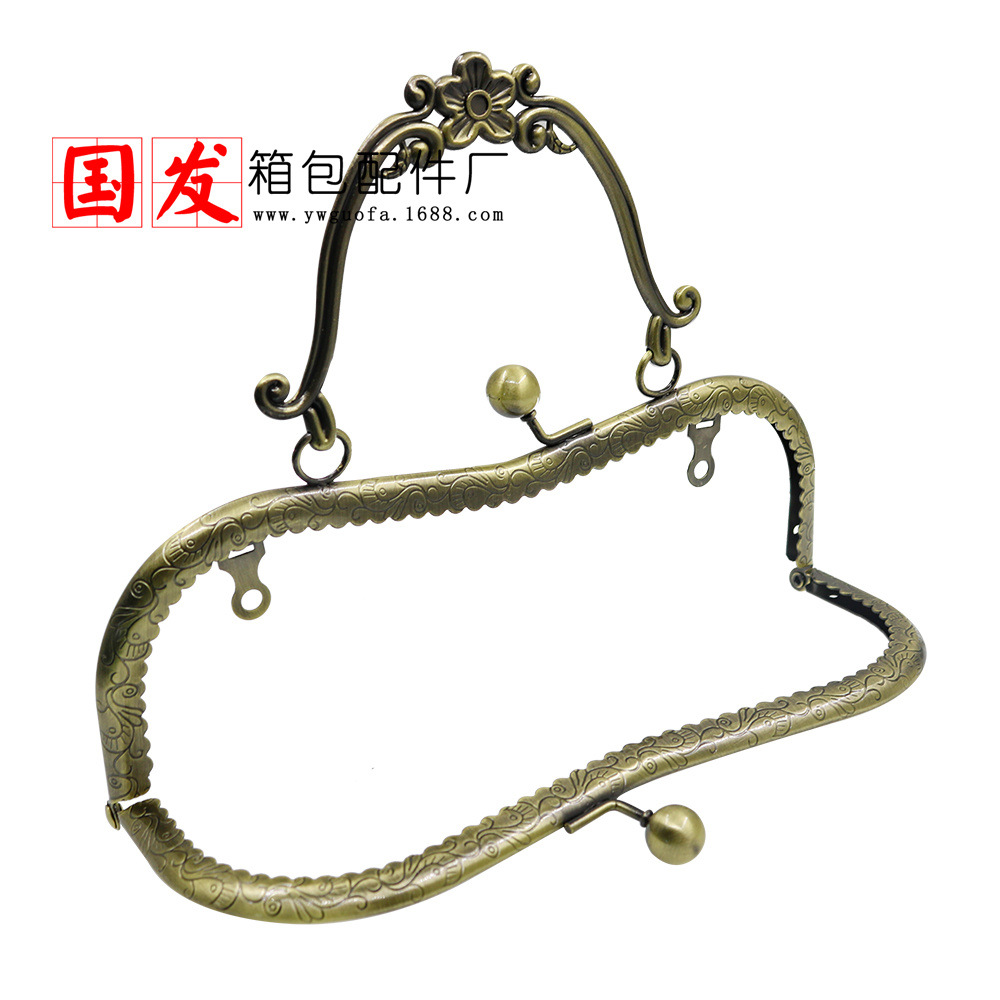 [agujero de tornillo] 20.5CM flores de dragón y phoenix M encaje flor de ciruela mano mano mano oro portátil bolsa hardware al por mayor