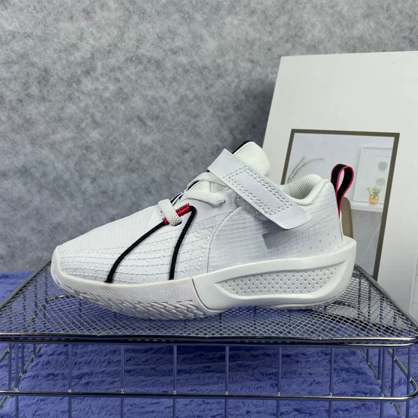 Children's sports shoes designed for both athletic performance and daily wear feature a wide Velcro strap for freely adjustable elasticity