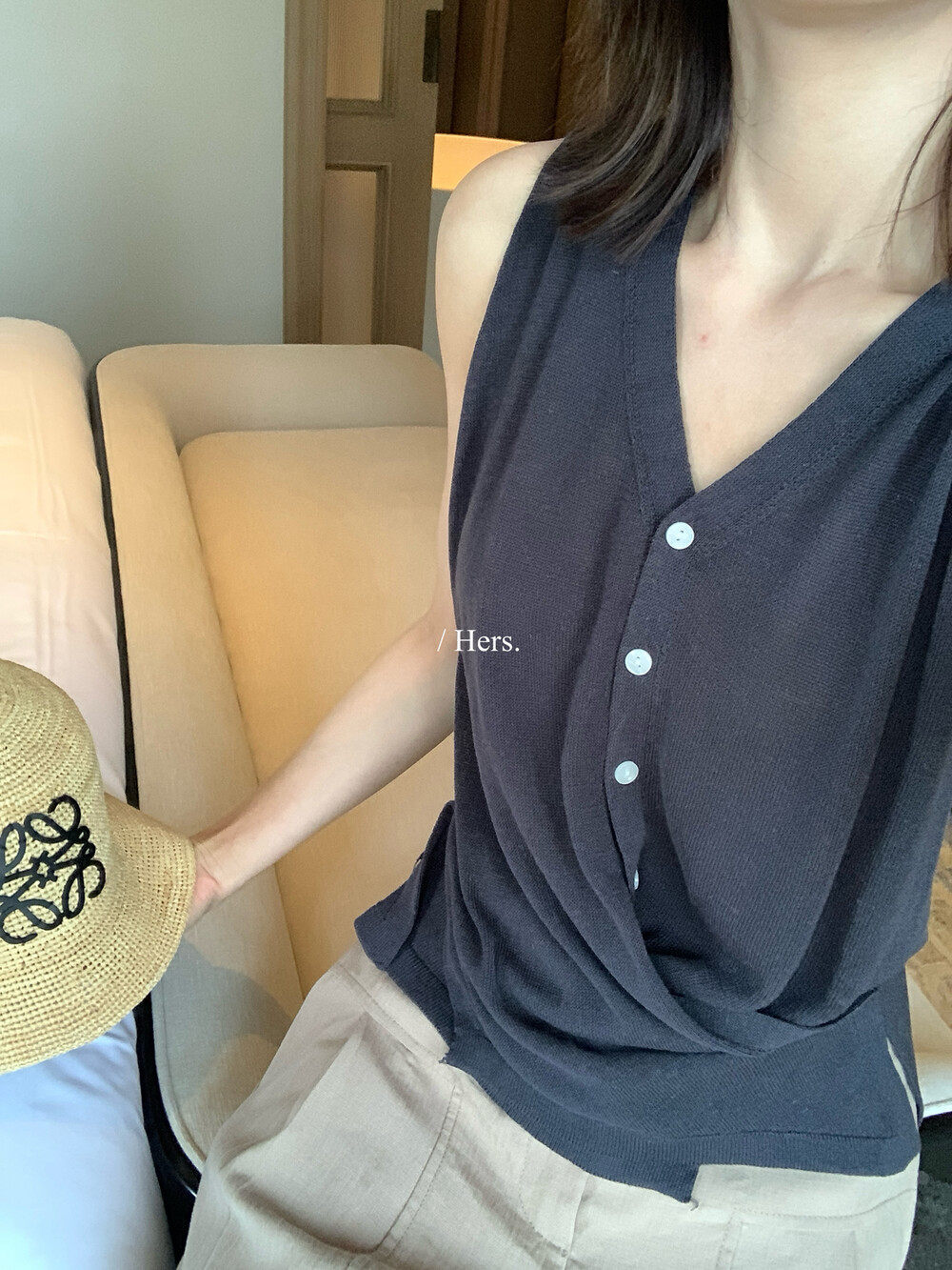 Áo len cổ lọ nữ V-line xếp chéo tay không — màu đen, màu trắng, yến mạch chi tiết 22