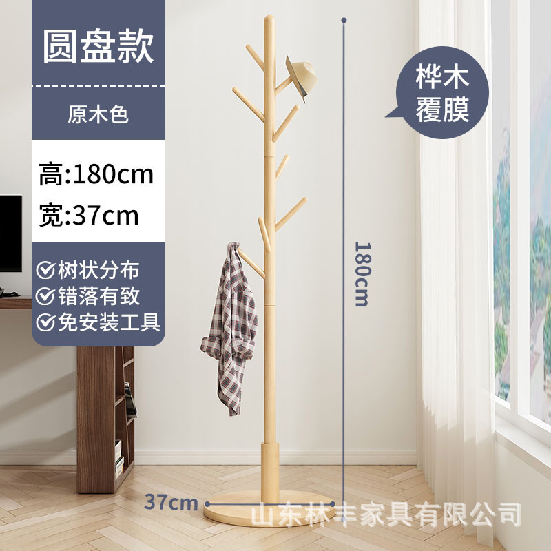 木の服のハンガーが床に落ちています。|undefined