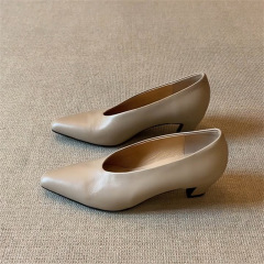ハイヒールの女性2025春の新型の柔らかい皮は疲れません。