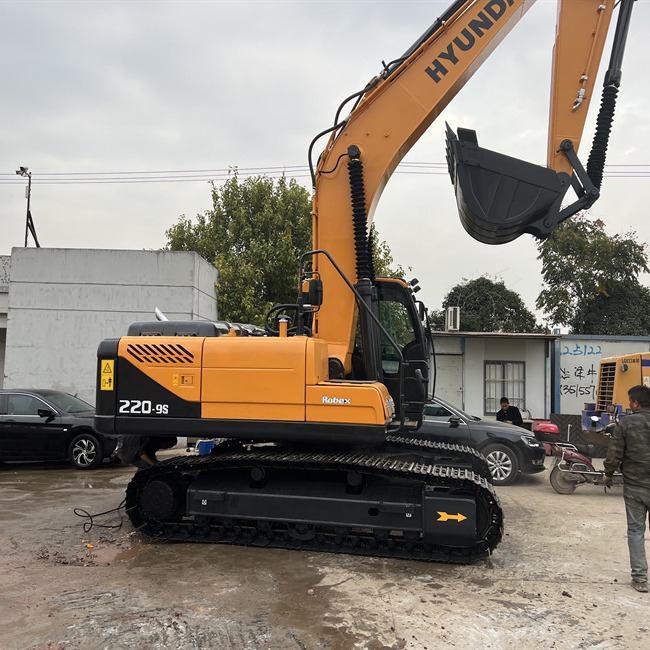 Exportaciones de Malasia en buenas condiciones, excavadoras modernas 220 - 9S de segunda mano a un buen precio.