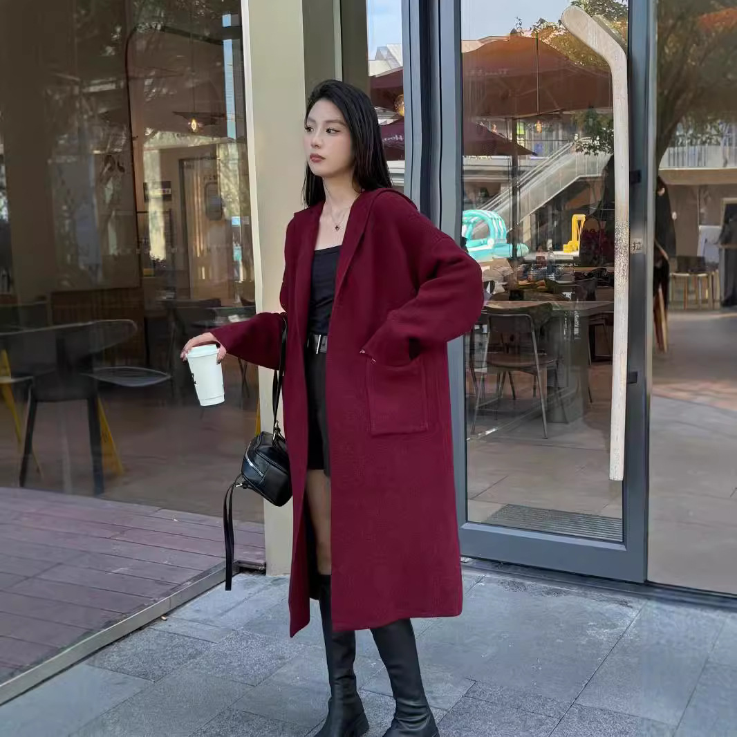 24 invierno Puyuan Angola bolsillo con capuz rojo largo medio cardigan de punto para mujeres 2024 otoño