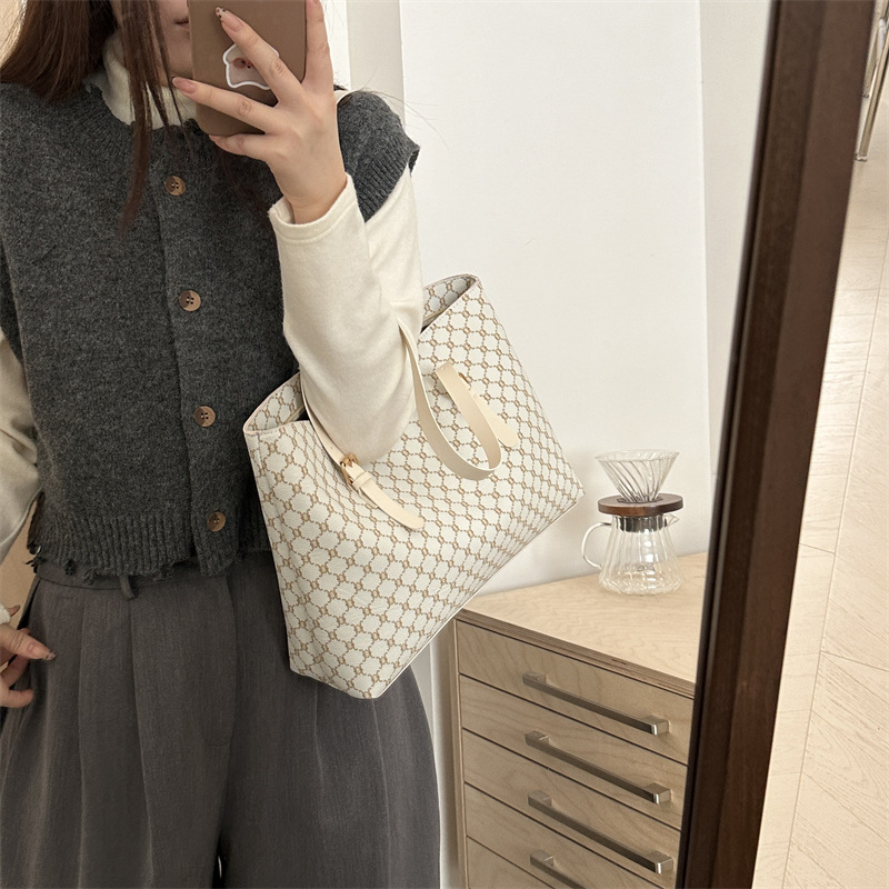 Bolso de moda simple de gran capacidad para mujeres 2024 nueva moda bolso de moda estilo clásico impresión extranjero bolso de hombro retro