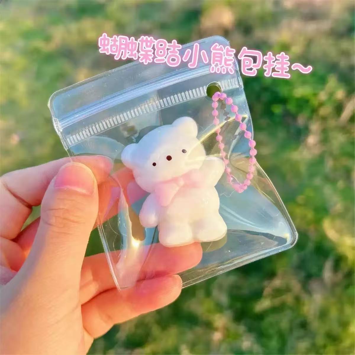 천사가 손을 흔드는 곰