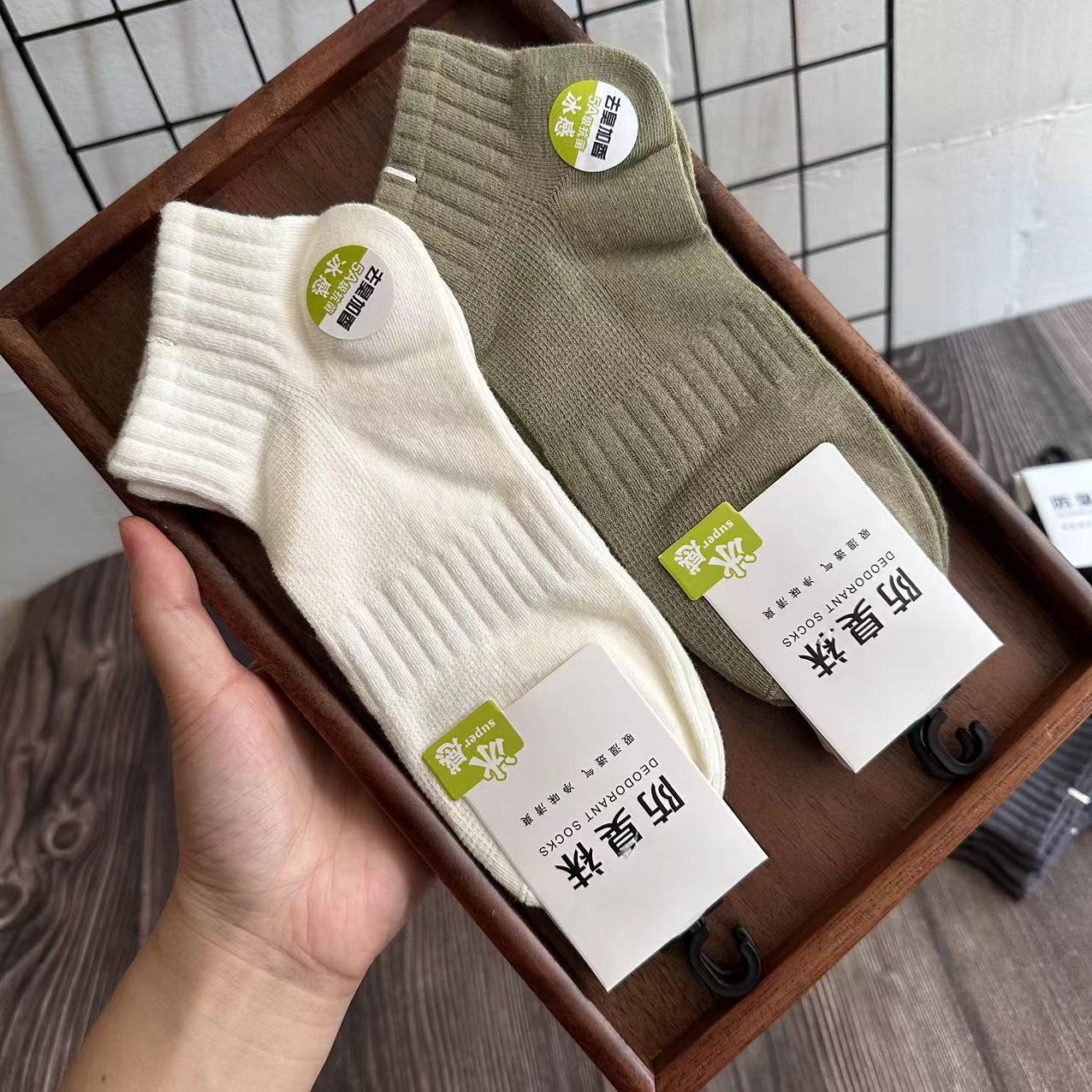 Primavera y verano nuevos calcetines de color sólido, calcetines para hombres, calcetines de algodón de tubo corto transpirables que absorben el sudor, calcetines deportivos, calcetines desodorantes para hombres al por mayor