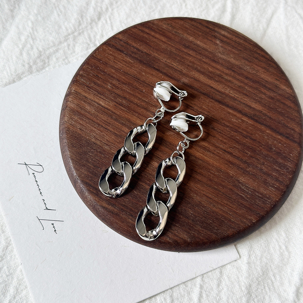 Versión coreana del temperamento de camelia, sin orejas perforadas, pinza para la oreja, flor de perla, tablero de ajedrez, pinza para la oreja triangular con diamantes, pendientes de nicho para mujeres