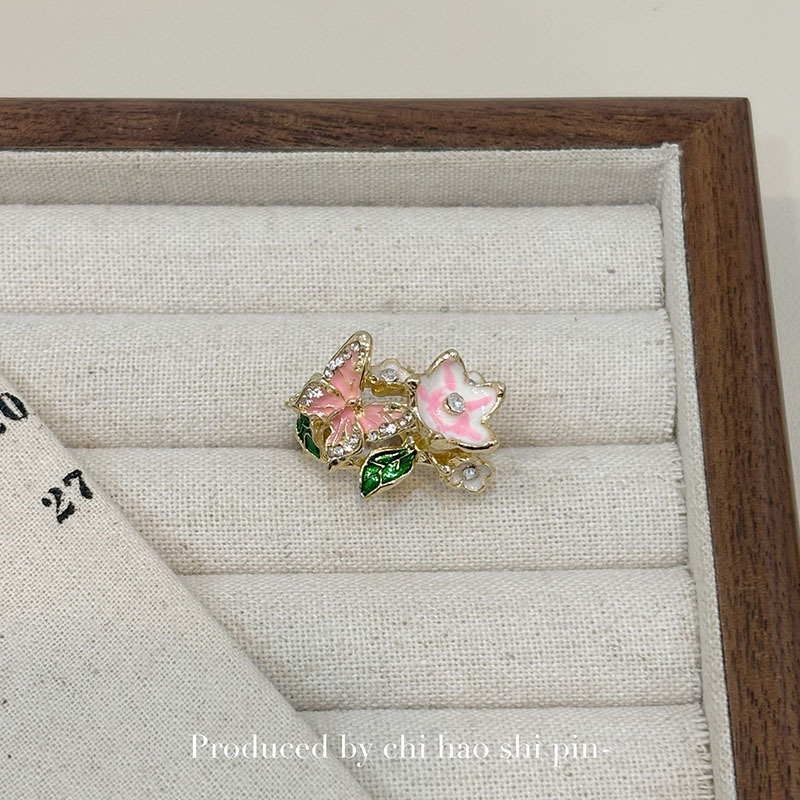 Pinkfarbener Blumenring Für Damen Im Luxuriösen Palast-design_voghion.com