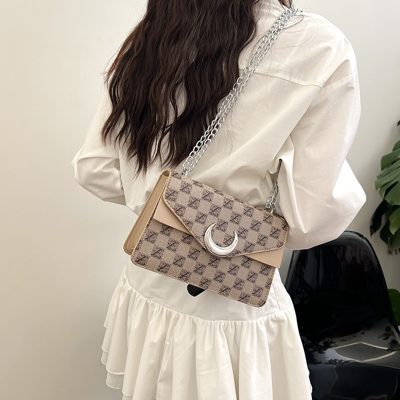 Korean version armpit small square 2024 new texture fashionable letter printed handbag personalized single shoulder_voghion.com