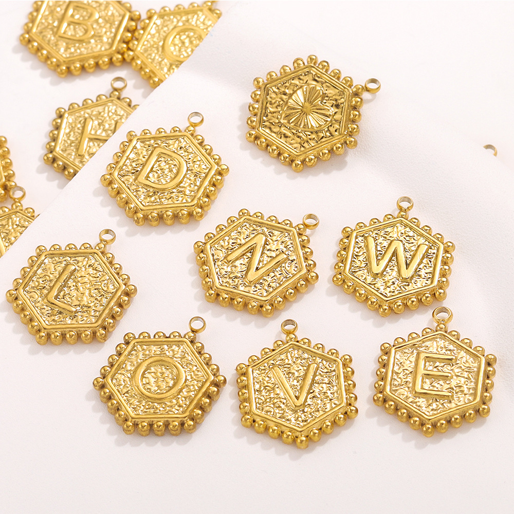 Colgante hexagonal de la letra del corazón del acero inoxidable A-Z colgante de la letra hexagonal DIY accesorios de la joyería colgante