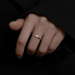 クロスジルコンの指輪の女性は豪華で高級感があります。