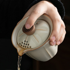 米黄汝窯蓋碗茶杯の大きいサイズは高級で、手を温めないで、手で壺の工夫茶器をつかんでお茶を入れます。