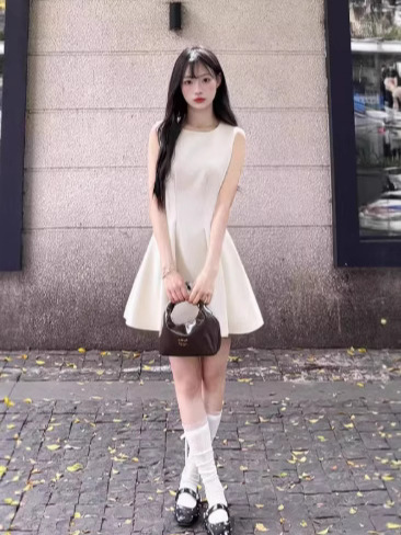 ノースリーブ右肩ドレスショート2025夏美しい白いスカートユニークで美しいコールドピンチウエストスカート|undefined