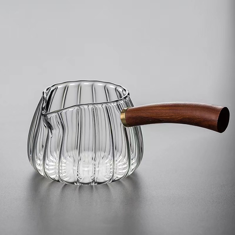 High-temperature resistant glass fair cup with thick side handle, wooden handle tea divider, tea sea for home use, even tea cup, vertical pattern