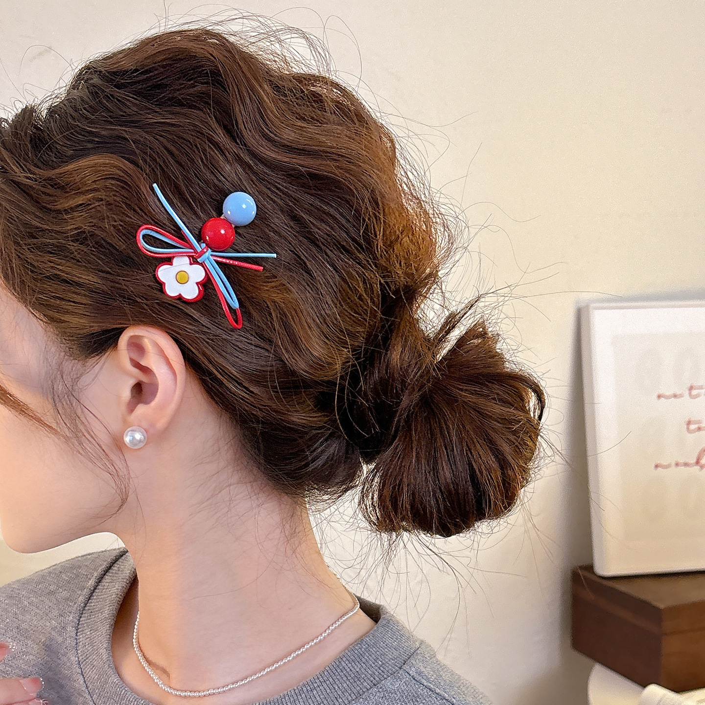 1#Pinza para el cabello lateral con diseño floral rojo y azul, de aproximadamente 5.5 cm.