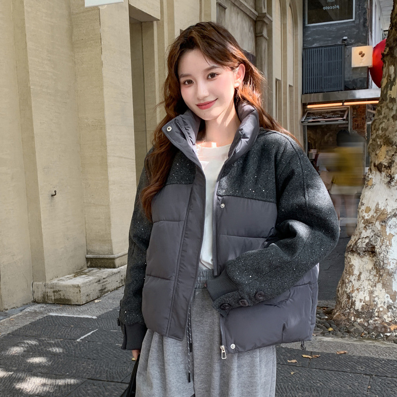 Moda corta de pluma de algodón mujer 2025 invierno nuevo aire de invierno de fragancia de viento de diapositivas empalmadas chaqueta de algodón caliente abrigo de moda image 3