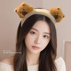 ぬいぐるみのカピバラのカチューシャの女性の顔を洗って化粧してマスクのカチューシャをつけます。
