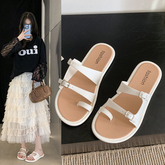 フランス式の足の指のサンダルの女性は春夏の新型のメーカーを着て韓国版のアンドロメダ風の復古の足でサンダルを漕いでいます。