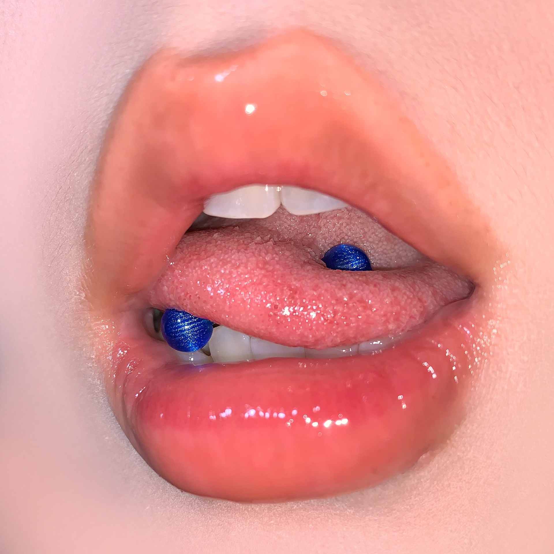 16G labret stud size and finish detail