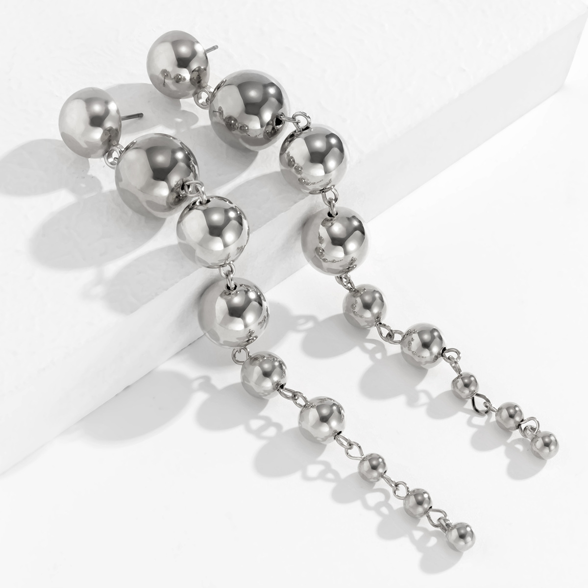 Personal Isierte Geometrische Trend Ige Weibliche Perlen Ohrringe Europäische Und Amerikanische Grenz Überschreitende Metall Perlen Neue Ohrringe Frauen display picture 10